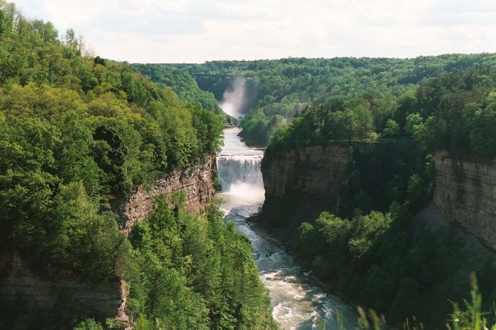 1024px-Letchworth_State_Park_Middle_Falls_N_2002